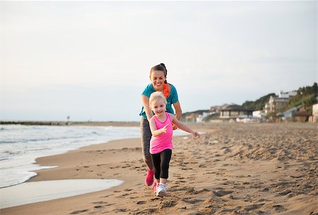 simsearch:400-06867373,k - Healthy mother and baby girl running on beach Stockbilder - Microstock & Abonnement, Bildnummer: 400-08021628