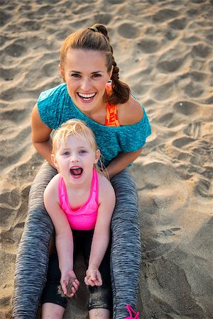 simsearch:400-06867373,k - Portrait of healthy mother and baby girl on beach Stockbilder - Microstock & Abonnement, Bildnummer: 400-08021638