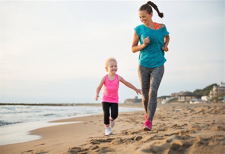 simsearch:400-08021640,k - Healthy mother and baby girl running on beach Foto de stock - Super Valor sin royalties y Suscripción, Código: 400-08021630