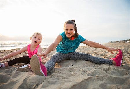 simsearch:400-06867373,k - Healthy mother and baby girl stretching on beach in the evening Stockbilder - Microstock & Abonnement, Bildnummer: 400-08021632