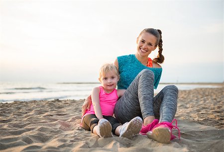 simsearch:400-06867373,k - Happy healthy mother and baby girl sitting on beach in the evening Stockbilder - Microstock & Abonnement, Bildnummer: 400-08021633