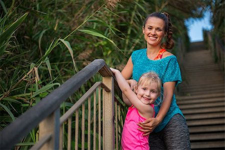 simsearch:400-06867373,k - Portrait of healthy mother and baby girl outdoors in the evening Stockbilder - Microstock & Abonnement, Bildnummer: 400-08021644