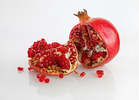 simsearch:693-08127360,k - Delicious juicy ripe pomegranate and its half. Studio shot. Photographie de stock - Aubaine LD & Abonnement, Code: 400-08021937