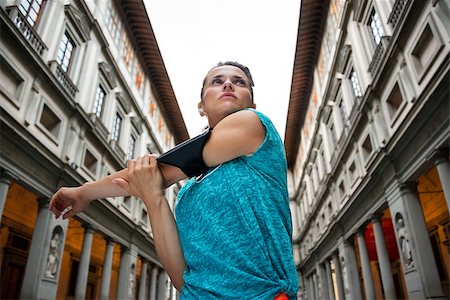 Fitness woman stretching near uffizi gallery in florence, italy Foto de stock - Super Valor sin royalties y Suscripción, Código: 400-08022059