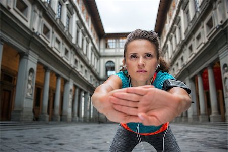 simsearch:400-08530001,k - Fitness woman stretching near uffizi gallery in florence, italy Stockbilder - Microstock & Abonnement, Bildnummer: 400-08022071