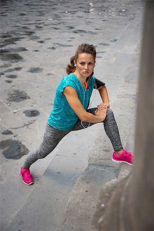 simsearch:400-08022064,k - Fitness young woman stretching outdoors Photographie de stock - Aubaine LD & Abonnement, Code: 400-08022167