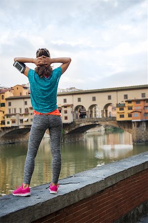 simsearch:400-08022064,k - Fitness woman standing in front of ponte vecchio in florence, italy. rear view Photographie de stock - Aubaine LD & Abonnement, Code: 400-08022184