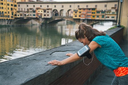 simsearch:400-08022064,k - Fitness woman catching breathe in front of ponte vecchio in florence, italy Photographie de stock - Aubaine LD & Abonnement, Code: 400-08022188