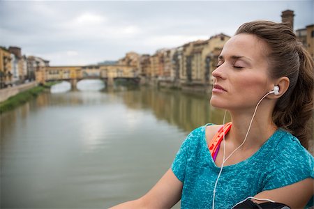 simsearch:400-08022064,k - Relaxed fitness woman listening music in front of ponte vecchio in florence, italy Photographie de stock - Aubaine LD & Abonnement, Code: 400-08022208