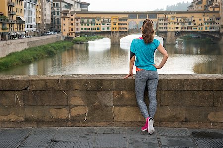 simsearch:400-08022064,k - Fitness woman looking on ponte vecchio in florence, italy. rear view Photographie de stock - Aubaine LD & Abonnement, Code: 400-08022219