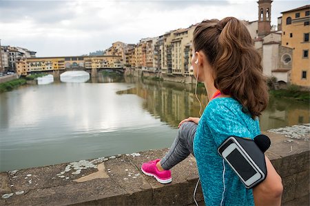 simsearch:400-08022064,k - Fitness woman looking on ponte vecchio in florence, italy Photographie de stock - Aubaine LD & Abonnement, Code: 400-08022210