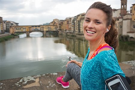 simsearch:400-08022064,k - Portrait of happy fitness woman in front of ponte vecchio in florence, italy Photographie de stock - Aubaine LD & Abonnement, Code: 400-08022211