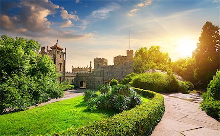 simsearch:400-07175745,k - Vorontsov's palace and beautiful green park at sunset Fotografie stock - Microstock e Abbonamento, Codice: 400-08022327