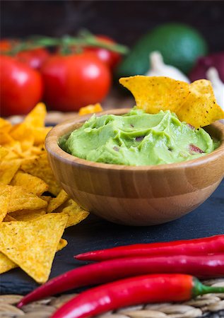 simsearch:400-08052263,k - Guacamole in Wooden Bowl with Tortilla Chips and Ingredients Photographie de stock - Aubaine LD & Abonnement, Code: 400-08022511