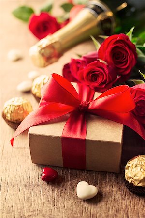 simsearch:400-08034173,k - Gift with red bow and heart-shaped candles on the wooden background, Valentines Stockbilder - Microstock & Abonnement, Bildnummer: 400-08034168