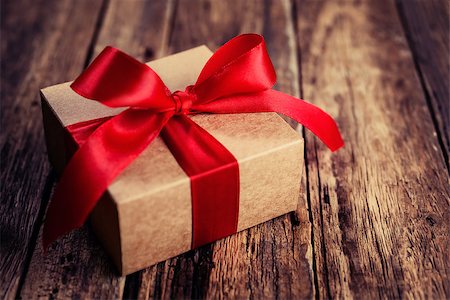 simsearch:400-08034173,k - Gift box with a red ribbon on a wooden background, Valentines Day Stockbilder - Microstock & Abonnement, Bildnummer: 400-08034170