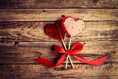 simsearch:400-08034173,k - Two heart-shaped candy on a wooden surface, Valentines Day background, wedding day Foto de stock - Super Valor sin royalties y Suscripción, Código: 400-08034173