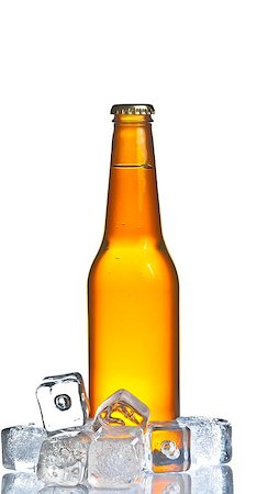 simsearch:400-07165360,k - bottle of fresh beer with ice,concept of fresh beer on summer, on white background Foto de stock - Royalty-Free Super Valor e Assinatura, Número: 400-08034188