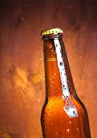 simsearch:400-07165360,k - one bottle of fresh beer with drops, with space for text on wood background Foto de stock - Royalty-Free Super Valor e Assinatura, Número: 400-08034196