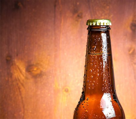 simsearch:400-07165373,k - bottle of fresh beer with drops, with space for text on wood background Fotografie stock - Microstock e Abbonamento, Codice: 400-08034197