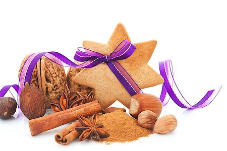 simsearch:400-04145237,k - Gingerbread star cookie with hazelnut, cinnamon and purple ribbon. Natural brown christmas still life. Aromatic culinary spices and various nuts. Foto de stock - Royalty-Free Super Valor e Assinatura, Número: 400-08034409