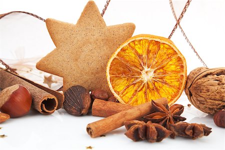 simsearch:400-04145237,k - Traditional classic natural christmas decoration. Gingerbread, cinnamon, various nuts and orange. Brown festive xmas still life. Foto de stock - Royalty-Free Super Valor e Assinatura, Número: 400-08034403