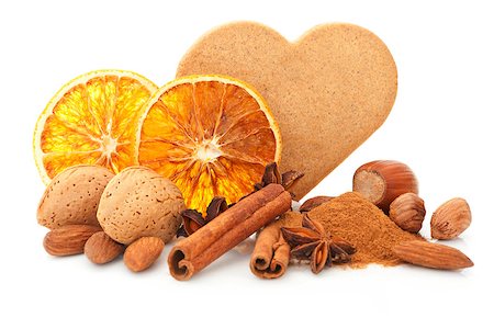 simsearch:400-04145237,k - Natural christmas still life with heart shaped gingerbread cookie, orange, various nuts, cinnamon, anise and spices. Brown and orange natural xmas. Foto de stock - Royalty-Free Super Valor e Assinatura, Número: 400-08034412