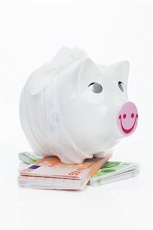 simsearch:400-05884579,k - Piggy bank with bandage on fifty and hundred euro notes. Financial crisis concept. Foto de stock - Super Valor sin royalties y Suscripción, Código: 400-08034451