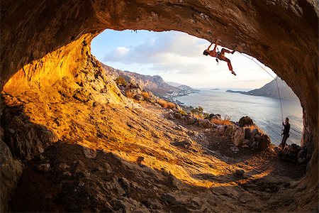 simsearch:400-08072896,k - Young woman lead climbing in cave with beautiful view in background Foto de stock - Royalty-Free Super Valor e Assinatura, Número: 400-08034512