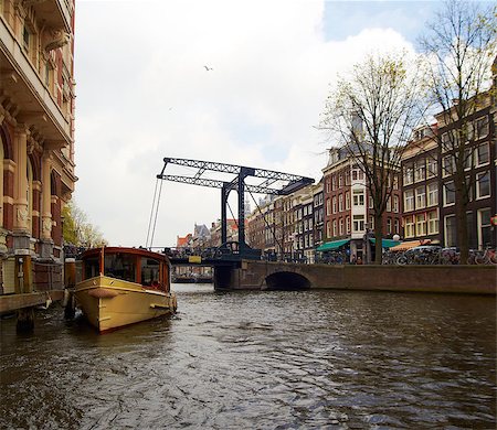 simsearch:851-02962366,k - old style Bridge over canal in Amsterdam Netherlands Foto de stock - Super Valor sin royalties y Suscripción, Código: 400-08034680