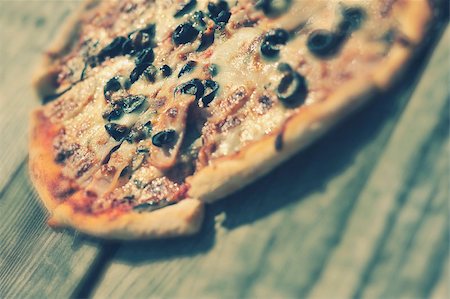 simsearch:400-09011310,k - Rustic pizza with salami, mozzarella, corn and olives Fotografie stock - Microstock e Abbonamento, Codice: 400-08034796