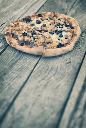 simsearch:400-09011310,k - Rustic pizza with salami, mozzarella and olives Fotografie stock - Microstock e Abbonamento, Codice: 400-08034790