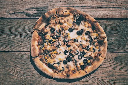 simsearch:400-09011310,k - Rustic pizza with salami, mozzarella and olives Fotografie stock - Microstock e Abbonamento, Codice: 400-08034791