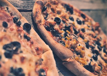 simsearch:400-09011310,k - Rustic pizza with salami, mozzarella, corn and olives Fotografie stock - Microstock e Abbonamento, Codice: 400-08034792