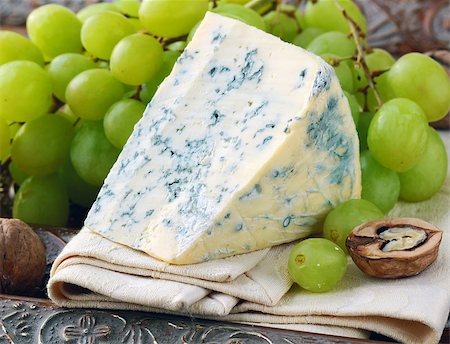 simsearch:400-05682309,k - piece of blue cheese with fruits and herbs Stock Photo - Budget Royalty-Free & Subscription, Code: 400-08035107