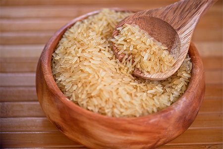 simsearch:400-08186065,k - golden rice on wooden plate on wooden background Photographie de stock - Aubaine LD & Abonnement, Code: 400-08035216