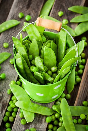 simsearch:400-07667021,k - Fresh green peas in a bucket Stock Photo - Budget Royalty-Free & Subscription, Code: 400-08035806