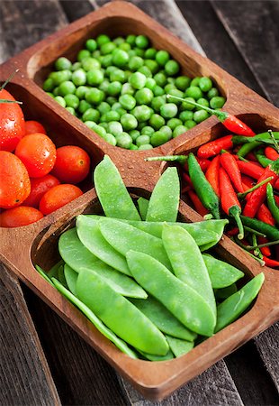 simsearch:400-06480358,k - Fresh green peas, tomato and chili pepper in wooden bowl Foto de stock - Super Valor sin royalties y Suscripción, Código: 400-08035801
