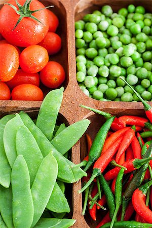 simsearch:400-06480358,k - Fresh green peas, tomato and chili pepper in wooden bowl Foto de stock - Super Valor sin royalties y Suscripción, Código: 400-08035802