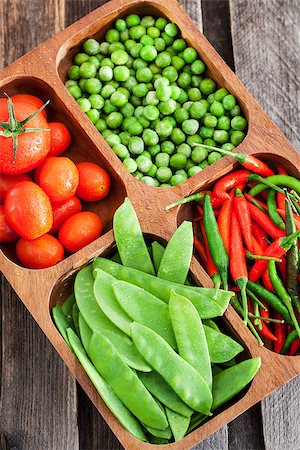 simsearch:400-06480358,k - Fresh green peas, tomato and chili pepper in wooden bowl Foto de stock - Super Valor sin royalties y Suscripción, Código: 400-08035803