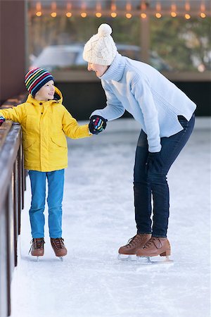 simsearch:400-08318063,k - little boy and his mother enjoying ice skating at winter at outdoor skating rink Photographie de stock - Aubaine LD & Abonnement, Code: 400-08035928