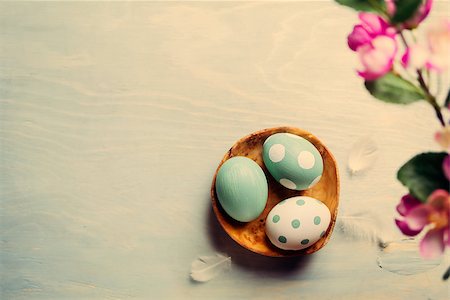 Three  easter eggs in a wooden bowl on a light background. Vintage Fotografie stock - Microstock e Abbonamento, Codice: 400-08036788