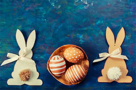 Easter decorations, painted eggs and Easter bunnies cutting out paper Fotografie stock - Microstock e Abbonamento, Codice: 400-08036837