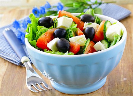 simsearch:400-04304448,k - Greek salad with olives cheese and tomatoes Photographie de stock - Aubaine LD & Abonnement, Code: 400-08036854