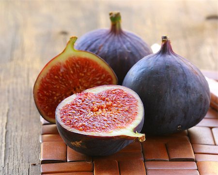 simsearch:400-07506471,k - natural purple ripe figs on a wooden table Foto de stock - Royalty-Free Super Valor e Assinatura, Número: 400-08037196