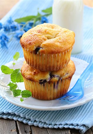 simsearch:400-07513413,k - homemade pastries, sweet vanilla cupcakes for breakfast Foto de stock - Super Valor sin royalties y Suscripción, Código: 400-08037197