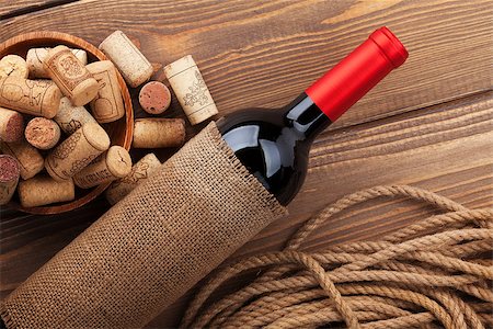 simsearch:400-07933837,k - Red wine bottle and bowl with corks on wooden table background Stockbilder - Microstock & Abonnement, Bildnummer: 400-08037232
