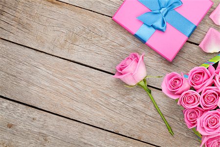 simsearch:400-08110734,k - Valentines day background with gift box full of pink roses over wooden table. Top view with copy space Stock Photo - Budget Royalty-Free & Subscription, Code: 400-08037294