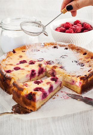 simsearch:400-08506114,k - Homemade cherry creamcheese cake, ready to eat Foto de stock - Super Valor sin royalties y Suscripción, Código: 400-08037325