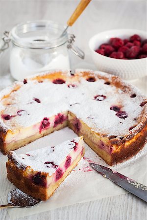 simsearch:400-08506114,k - Homemade cherry creamcheese cake, ready to eat Foto de stock - Super Valor sin royalties y Suscripción, Código: 400-08037328